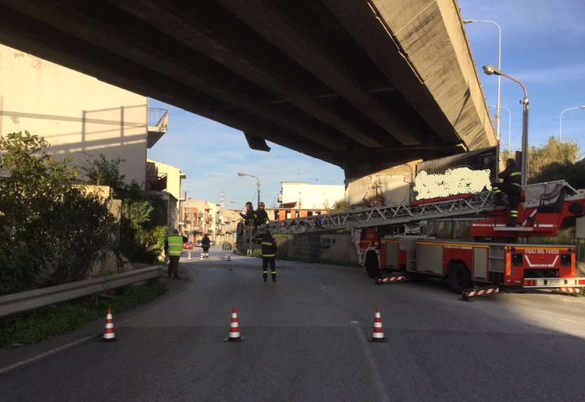clientiANAS's tweet photo. #ANASinforma #11dicembre, messo in sicurezza in meno di 4 ore viadotto sovrastante #SS113 al Km 37,226 in località #Archi e #Giammoro per interventi su coperture laterali distaccate: #Anas, #vigilidelFuoco e #Poliziastradale un collante permanente per la vostra #sicurezza https://t.co/3G3IuHcuGR