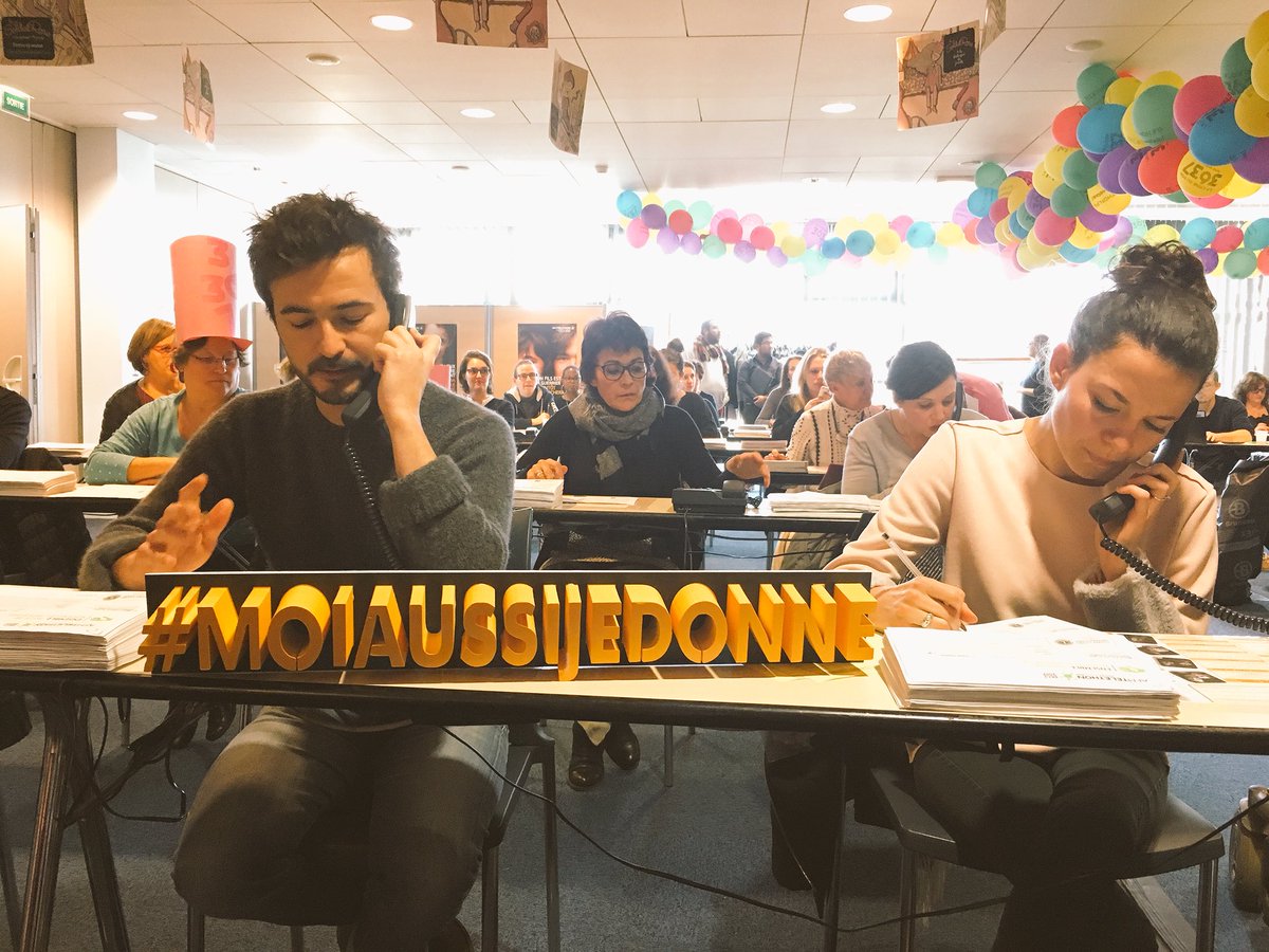 Telethon_France's tweet photo. En ce moment même au #3637. @renan_luce_off répond à vos appels et prend note de votre promesse de don. Ensemble, on continue à faire grimper le compteur ! #telethon2017 #MoiAussiJeDonne https://t.co/4Oxo6GNONr