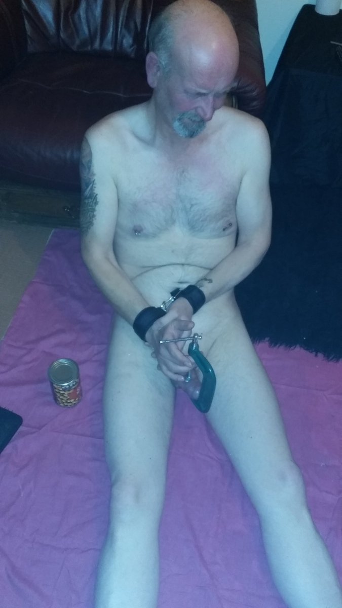 lunabluealpha's tweet photo. Ladies, do not session with this fool! He came, had a brilliant session and then called the police and said I kidnapped and assaulted him! I now have a warrant out. His fetish is to get dommes locked up! https://t.co/CTC6CYkKWt