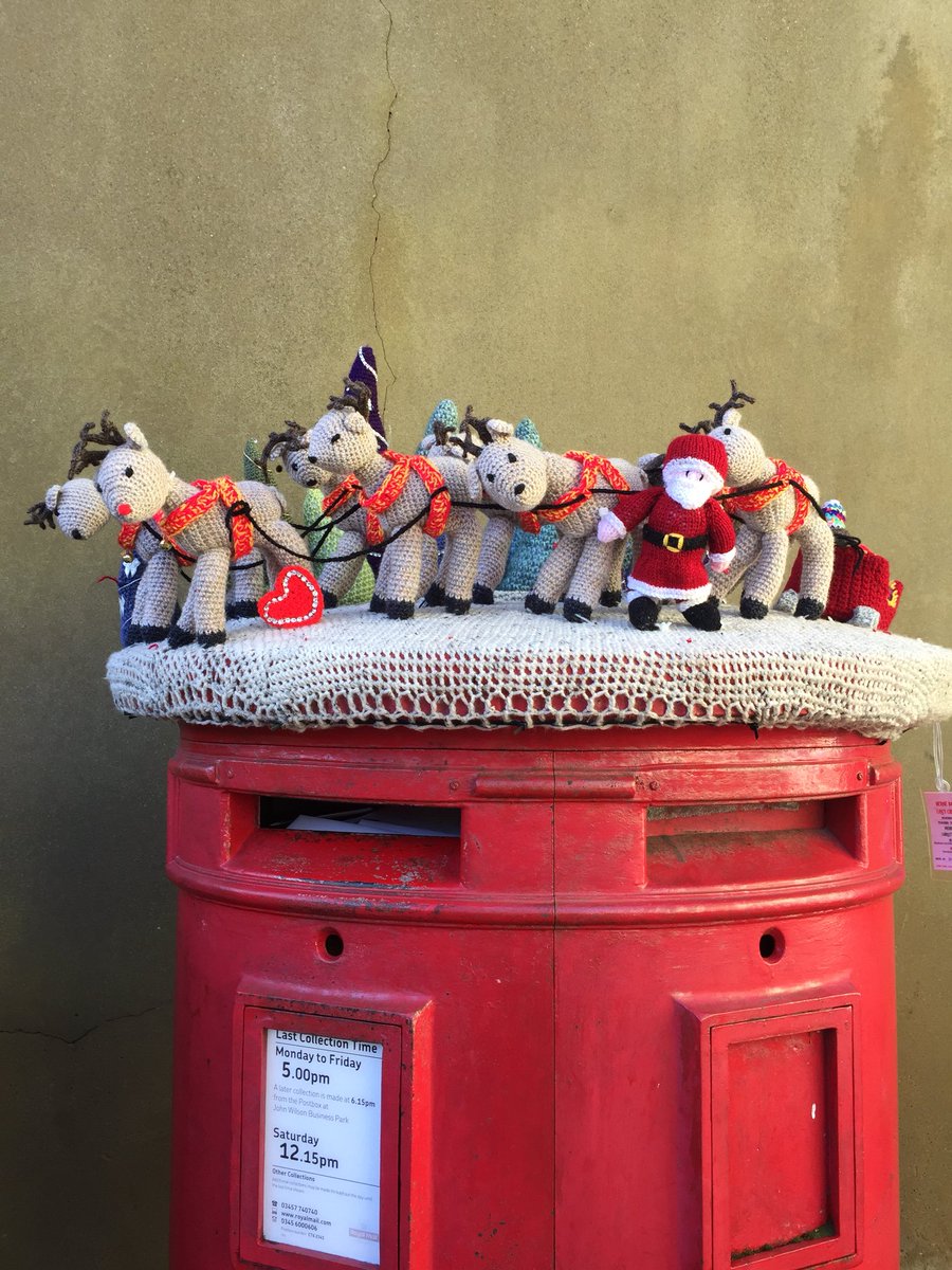 BrokeNanny's tweet photo. My town has a knitting crew who decorate the top of all the post boxes for Christmas and it’s the cutest thing I’ve ever seen, they’ve even got a map to find them all #cosycrew https://t.co/MIvt2BQCj4