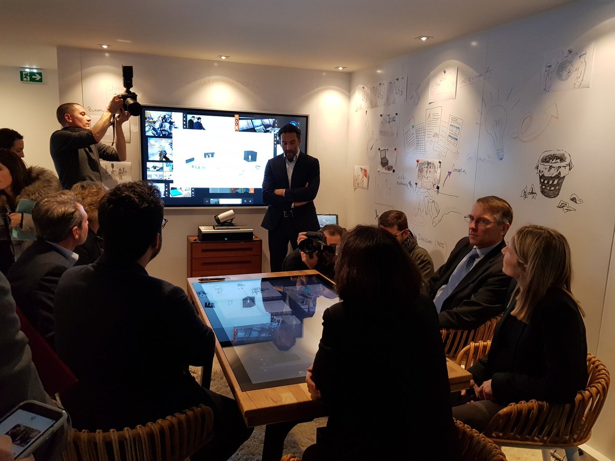 jeromeleleu's tweet photo. #FTConnect @christophechart fondateur de @Immersion3D présente à @mounir les technologies de #RealiteVirtuelle et #RealiteAugmentee Content d'être avec l'équipe @SimforHealth le partenaire dans la #santé de ce leader européen de la #RealiteVirtuelle La #FrenchTech par l'exemple ! https://t.co/BlTCW4ozue