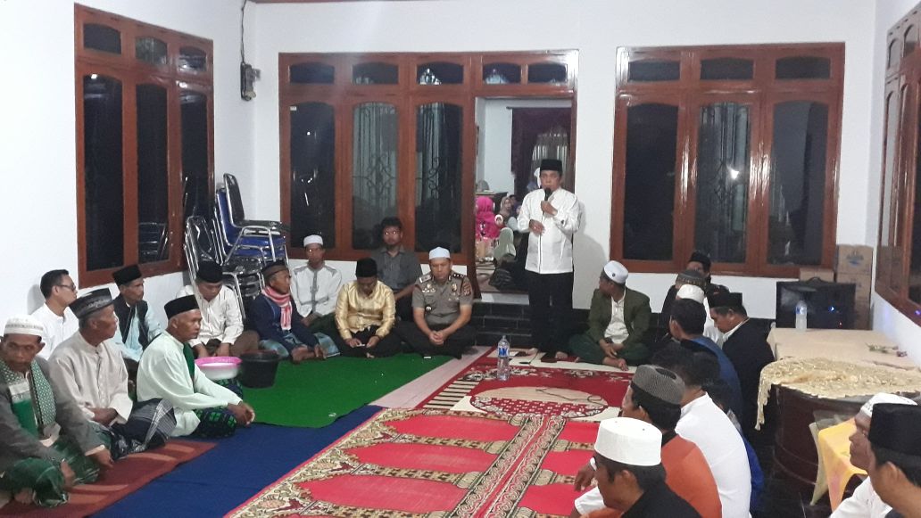 Akom2005's tweet photo. Yasinan, Tahlil dan Tahmid 7 hari meninggalnya Ayah saya, KH. M. Toha Muchtar di Kampung Benteng Purwakarta..Terima kasih kepada saudara2 yg bs hadir pd malam ini. https://t.co/2uTUTzTyiU