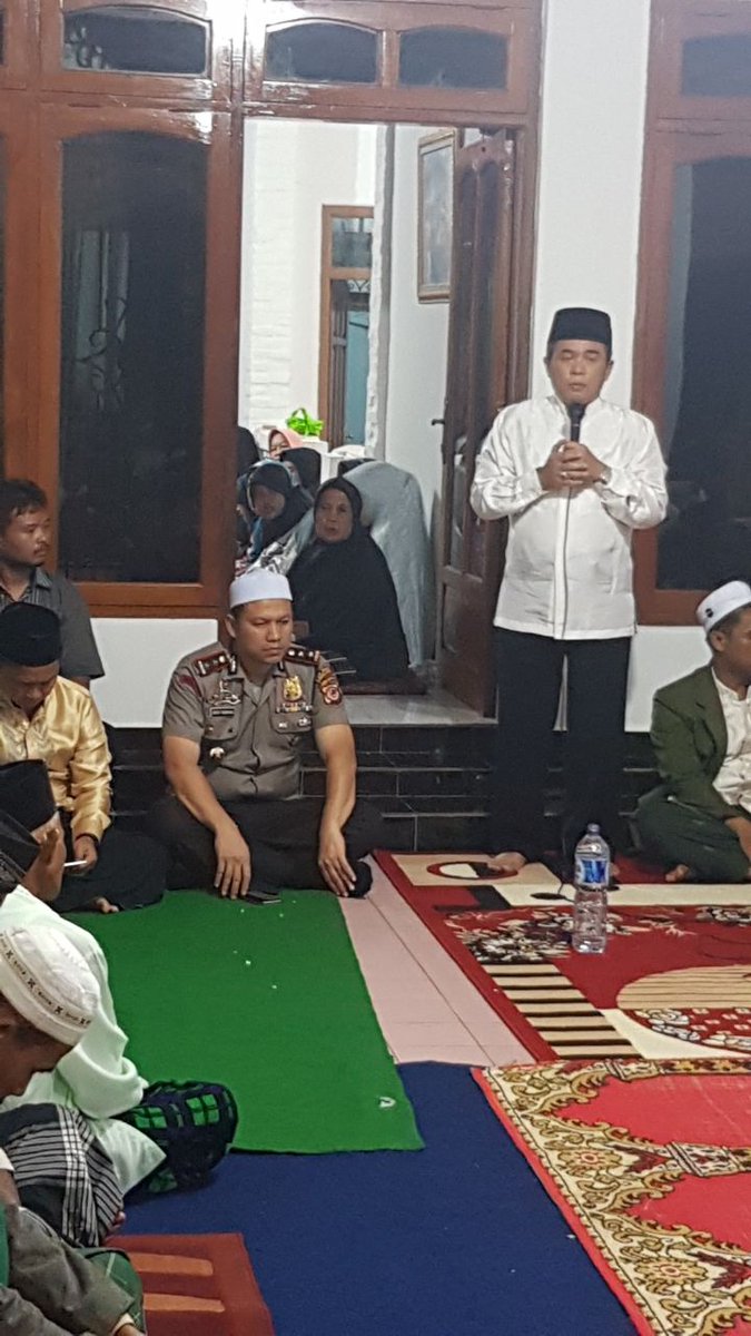Yasinan, Tahlil dan Tahmid 7 hari meninggalnya Ayah saya, KH. M. Toha Muchtar di Kampung Benteng Purwakarta..Terima kasih kepada saudara2 yg bs hadir pd malam ini.