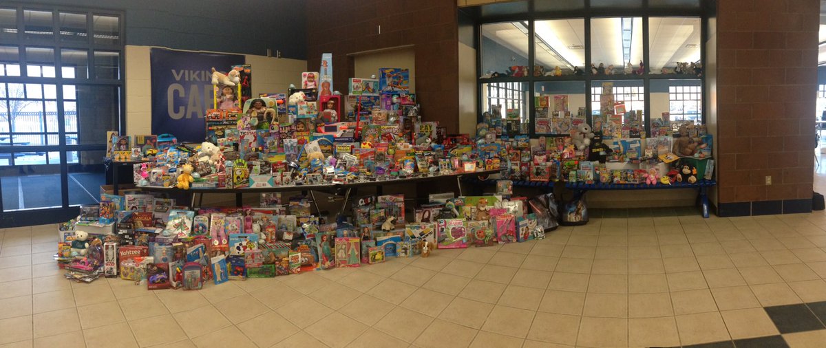 HopkinsStuC0's tweet photo. 3rd Annual Epic Toy Drive! YOU made this happen, Vikings! 🎅🏼🎁 #HelenDeVos #EpicToyDrive https://t.co/PzASdxTfUl