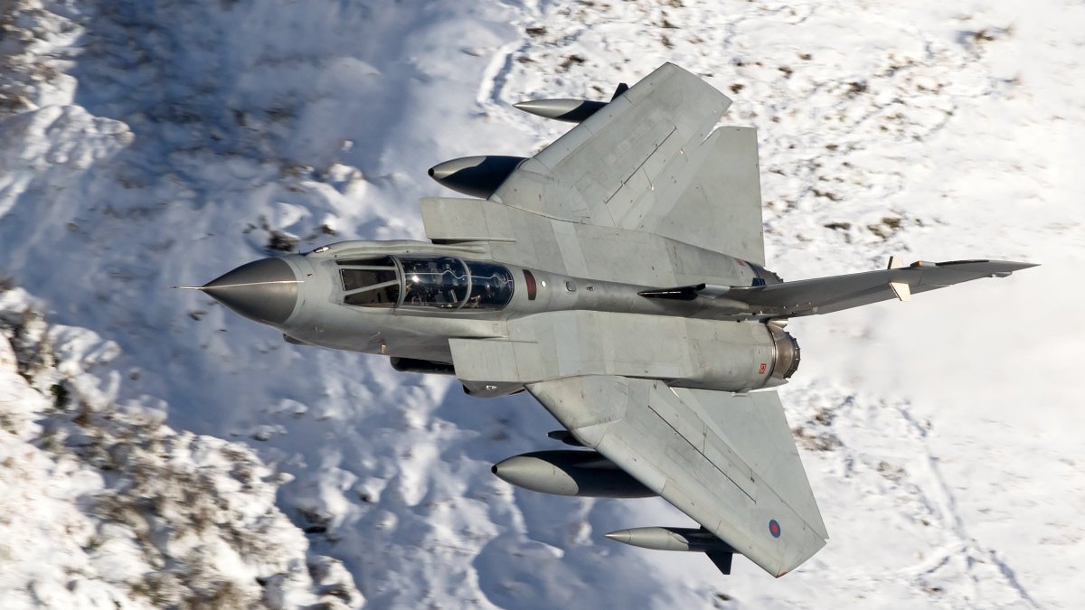 RoyalAirForce's tweet photo. How was your commute in the snow this morning?
We are indebted to @welshi233 for this incredible image of a Tornado GR4 in the Mach Loop, North Wales yesterday. #SnowOrdinaryJob https://t.co/kmvgkFQJo6