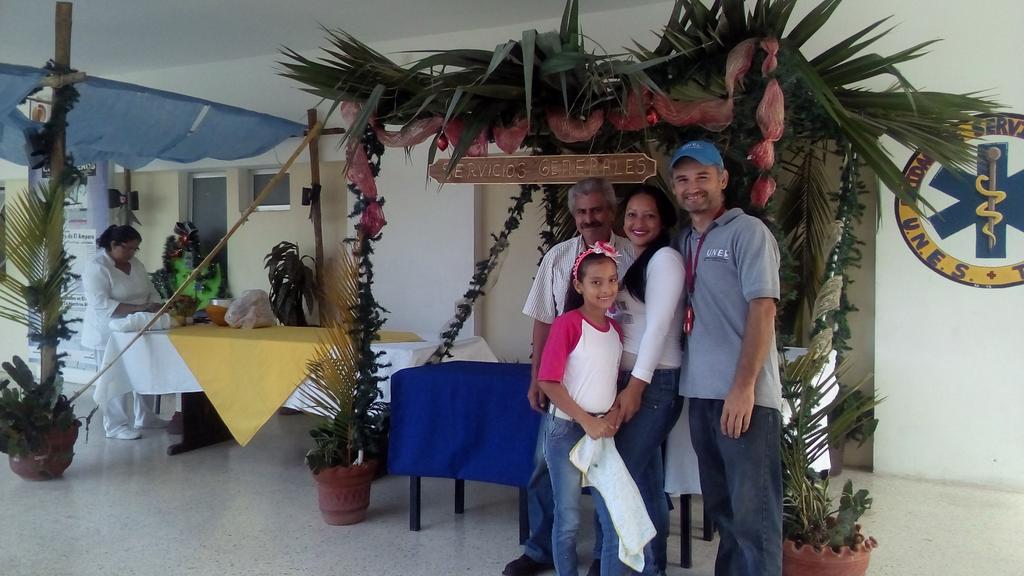 UNES__Tachira's tweet photo. Hoy @UNES__Tachira se viste de alegría para compartir en el #ParrandonNavideño todos como una gran familia @UniversidadUNES @gralcacioppo https://t.co/G0SAhLWm6T