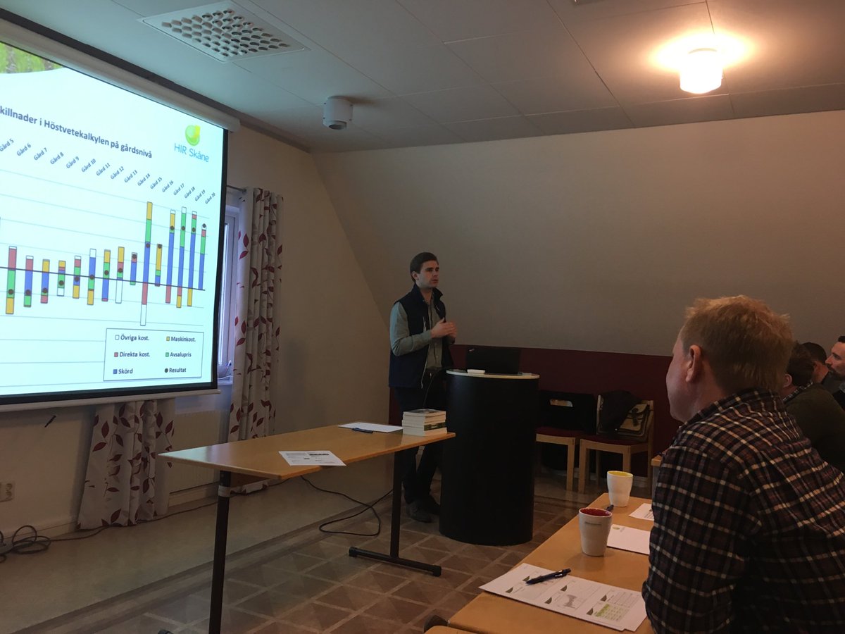 ”Jag förstår varför ni är här och grattis till er som redan ställt om” ekonomirådgivare Axel Lundberg om den bättre lönsamheten i #ekoodling. På kurs i Hörby med odlare för <a href="/TidningenATL/">ATL</a> och <a href="/tidningenLM/">TidningenLantmannen</a>