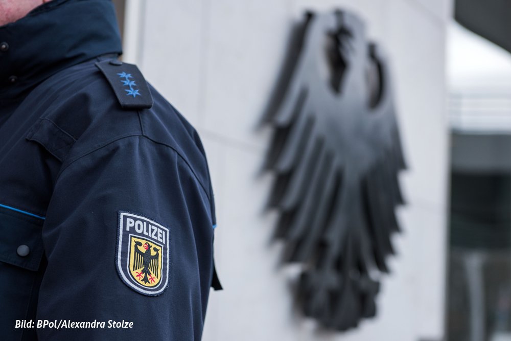 Symbolbild: Ein Bundespolizist steht vor dem Bundesministerium des Innern.