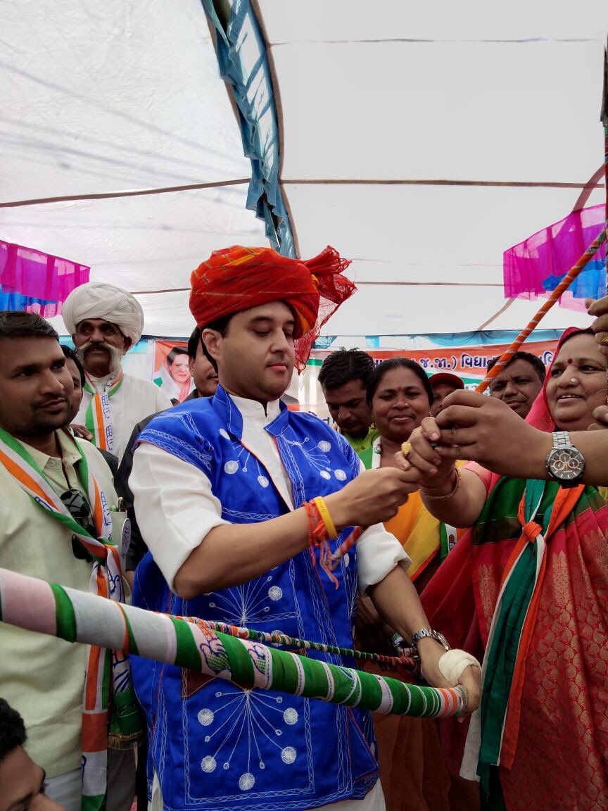 JM_Scindia's tweet photo. ��ज गुजरात के दाहोद में स्नेह और प्रेम के रंग - रंगीले गुजरात की रंगीली वेशभूषा https://t.co/zLAjUnVvxa