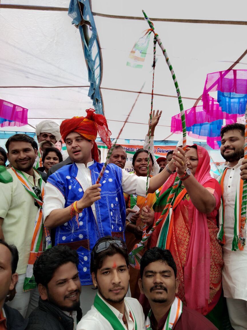 JM_Scindia's tweet photo. ��ज गुजरात के दाहोद में स्नेह और प्रेम के रंग - रंगीले गुजरात की रंगीली वेशभूषा https://t.co/zLAjUnVvxa