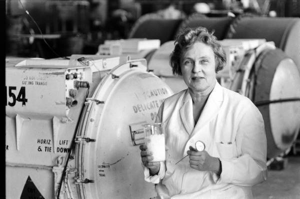 Born  #OTD 1900 solar energy pioneer Mária Telkes - during her lifetime she was known as “The Sun Queen”, but today not many people have heard of her:  http://scihi.org/maria-telkes-and-the-power-of-the-sun/
