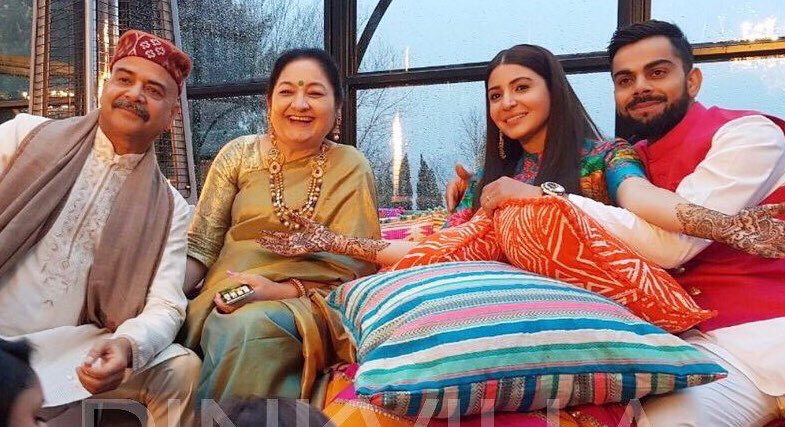  @AnushkaSharma &  @imVkohli with their families   #Virushka  #VirushkaWEDDING