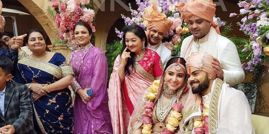  @AnushkaSharma &  @imVkohli with their families   #Virushka  #VirushkaWEDDING