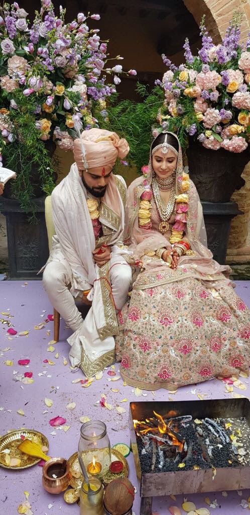  @AnushkaSharma &  @imVkohli with their families   #Virushka  #VirushkaWEDDING