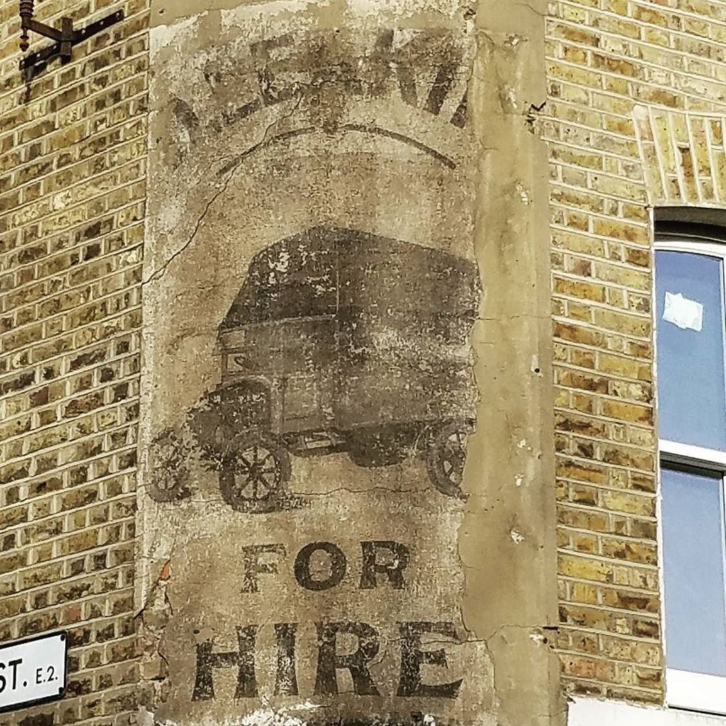 ghostsigns's tweet photo. For Hire, stunning illustrated reveal on Wellington Row/Ravenscroft Street, London E2. (Thanks @MrsAJacks on Twitter for the tipoff.) #ghostsigns #forhire #pictorial #reveal #ghostsign #splay #chamfer #illustration #columbiaroad #spitalfields #E2 #hackne… https://t.co/S2ruzFz5aM https://t.co/l9geb4sJKp