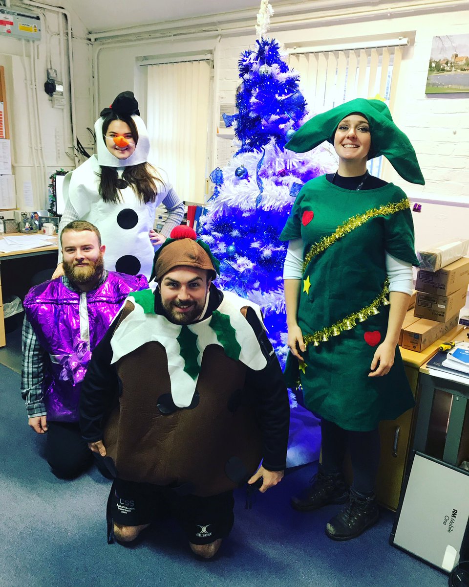 css_essexPE's tweet photo. Staff getting in the festive spirit on this chilly day ❄️❄️❄️ https://t.co/LFksZyUSYw