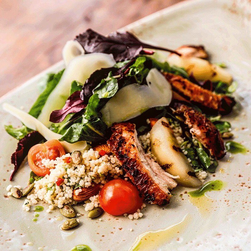 VaranasiChile's tweet photo. Esta ensalada tibia de brotes, pollo orgánico , cous cous, peras y manzanas resulta increíble para la hora de almuerzo.  La mayoría de sus ingredientes nos proporcionan un alto nivel de nutrientes y agua, perfectos para esta temporada. 
#Primavera  #SoulFood #Organico https://t.co/If02bzeV6d