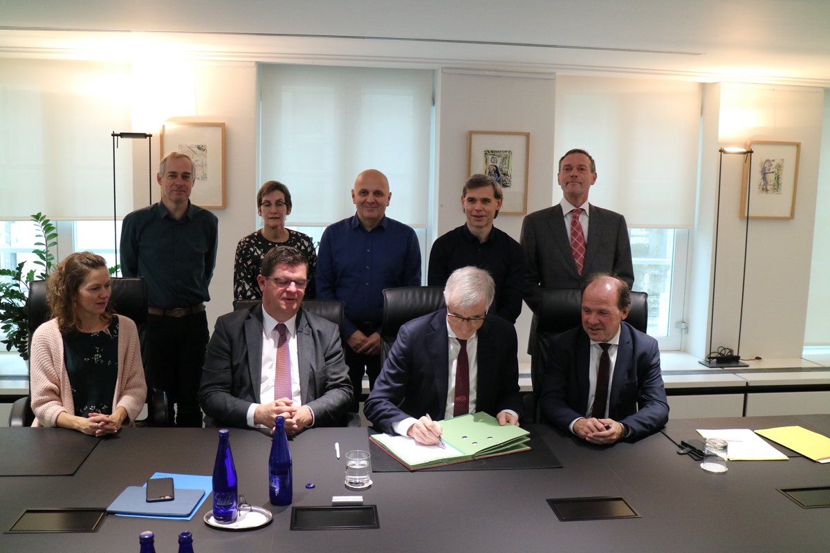 Laughing ànd ambitious faces during the signing of the <a href="/flux_50/">Flux50</a> #clusterpact  - #cooperation for #Flanders #SmartEnergyRegion #cleanenergy #innovation
