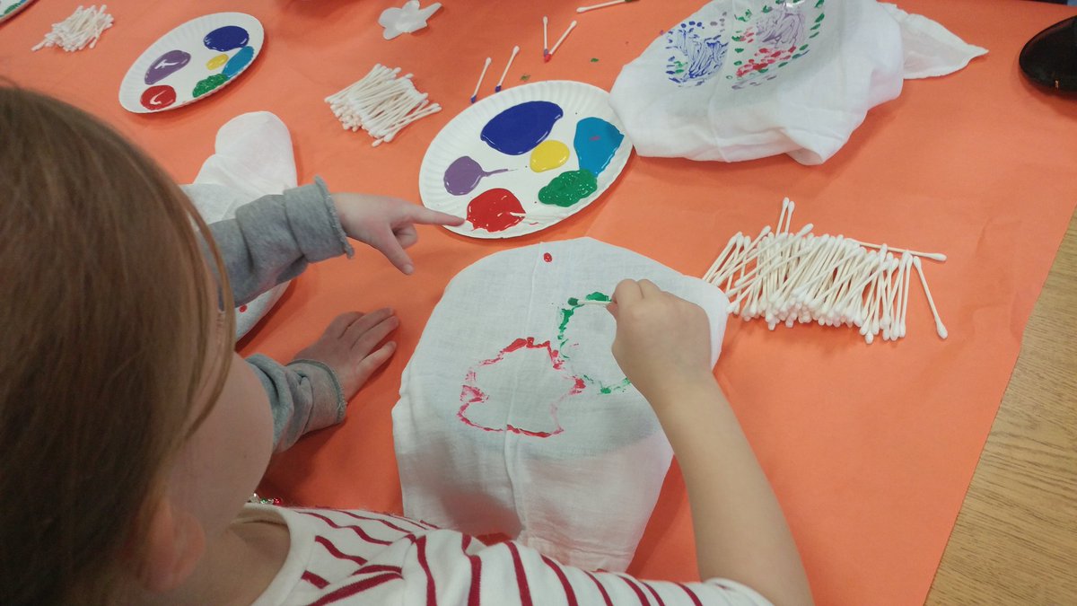 slovett's tweet photo. @PThiessen_LCPS Miss Drumheller and Miss Angelucci's 1st grade classes are crafting it up for some holiday fun! #pumapride https://t.co/UuuuBkkYpN