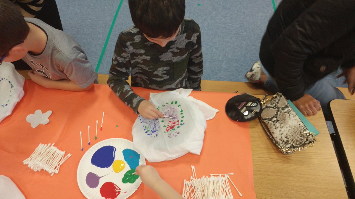 slovett's tweet photo. @PThiessen_LCPS Miss Drumheller and Miss Angelucci's 1st grade classes are crafting it up for some holiday fun! #pumapride https://t.co/UuuuBkkYpN