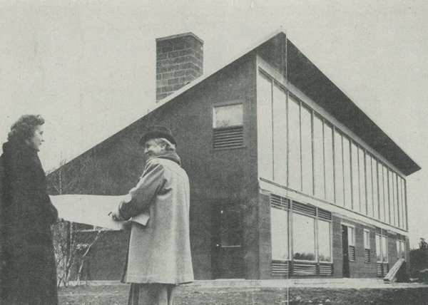 The Dover House was designed by Boston architect Eleanor Raymond (R), shown here standing with Telkes and you an read more about it in  @techreview here:  https://www.technologyreview.com/s/419445/the-house-of-the-day-after-tomorrow/