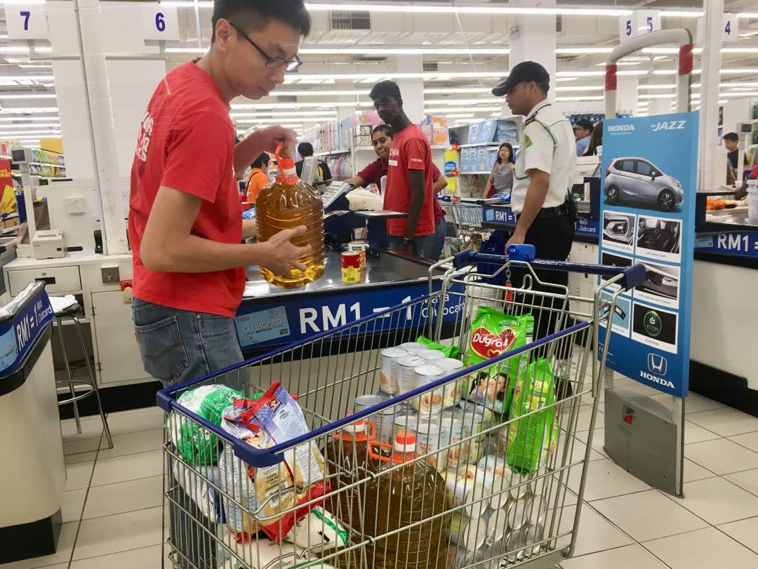 KecharaSoupK's tweet photo. SWIFT team #CSR Day! All #volunteers headed to shop at @tescomalaysia before heading to PPR Desa Mentari greeting 38 needy families with provisions fully sponsored by SWIFT. @tsemtulku
#kechara
#foodbank
#KualaLumpur
#Selangor
#charitytuesday
#Malaysia
#Thankful
#tsemrinpoche https://t.co/tUSVrAWcPw