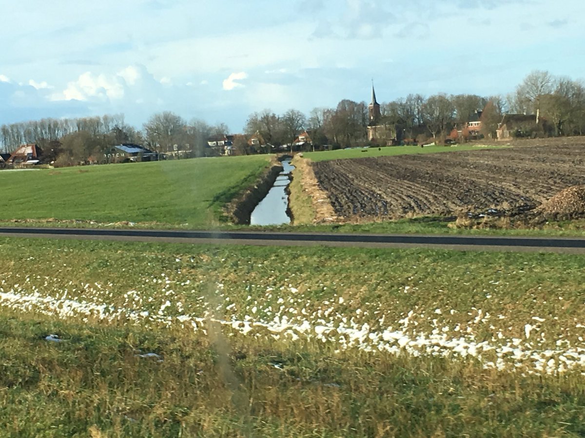 LarsBais's tweet photo. 11 december 2017. Friesland heeft zich meteorologisch alvast afgescheiden van Holland. https://t.co/rPZh1ZyBM7