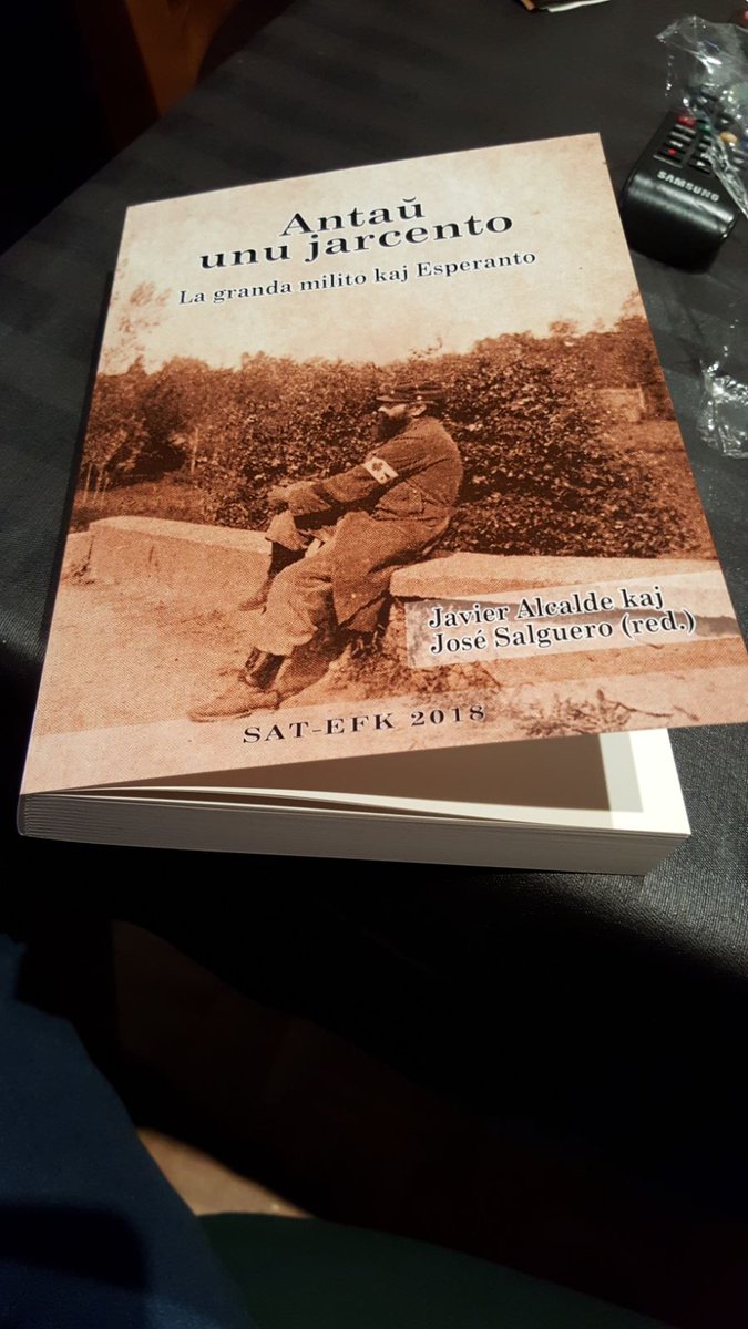 _SATeH_'s tweet photo. Jen nova libro pri la unua mondmilito. Kolektiva verko, "mozaika" laŭ la esprimo mem de ties redaktoroj, kiu celis "kolekti tekstojn el diversaj devenoj kaj periodoj, pri la milito, la militaj jaroj, kaj pri la rolo de Esperanto en ĉi tio" Formato 150 x 210, 376 paĝoj, 14€ #WWI https://t.co/uf5zfFo4fg
