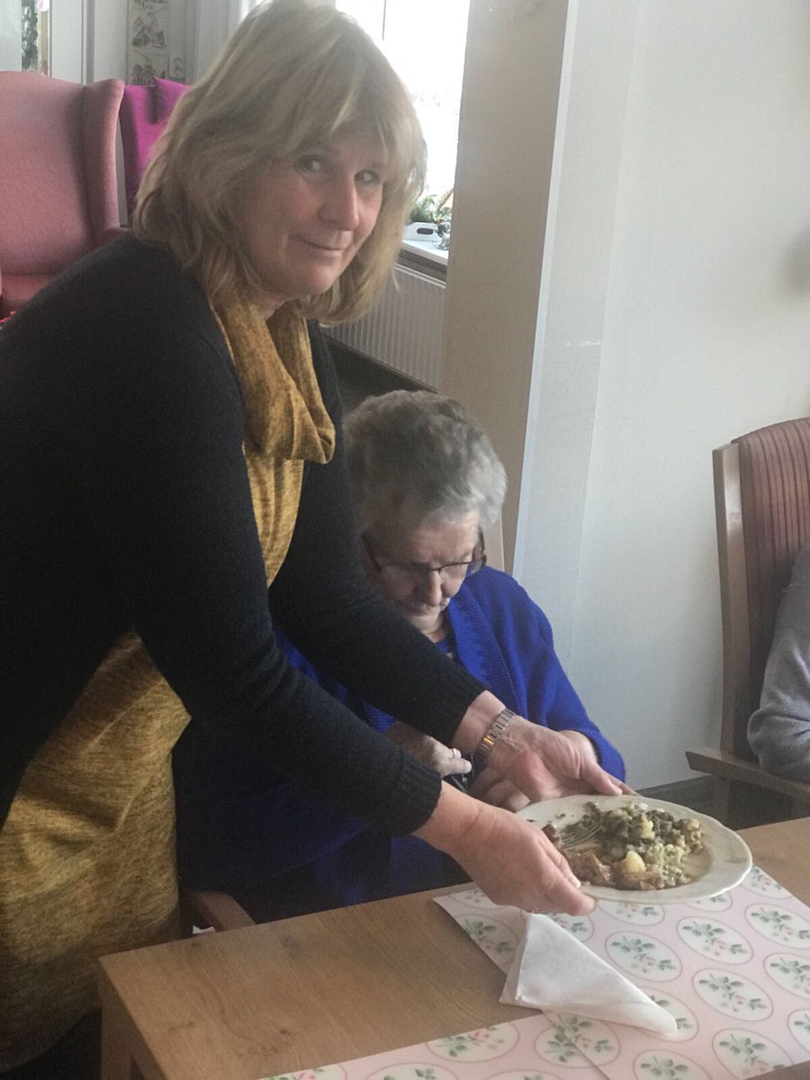 Obsdevoorzaan's tweet image. OBS De Voorzaan staakt vandaag voor meer salaris en minder werkdruk. Deel van het team helpt vandaag mee in verzorgingshuis Mennistenerf. #ikstaak #POinactie #ZaanPrimair