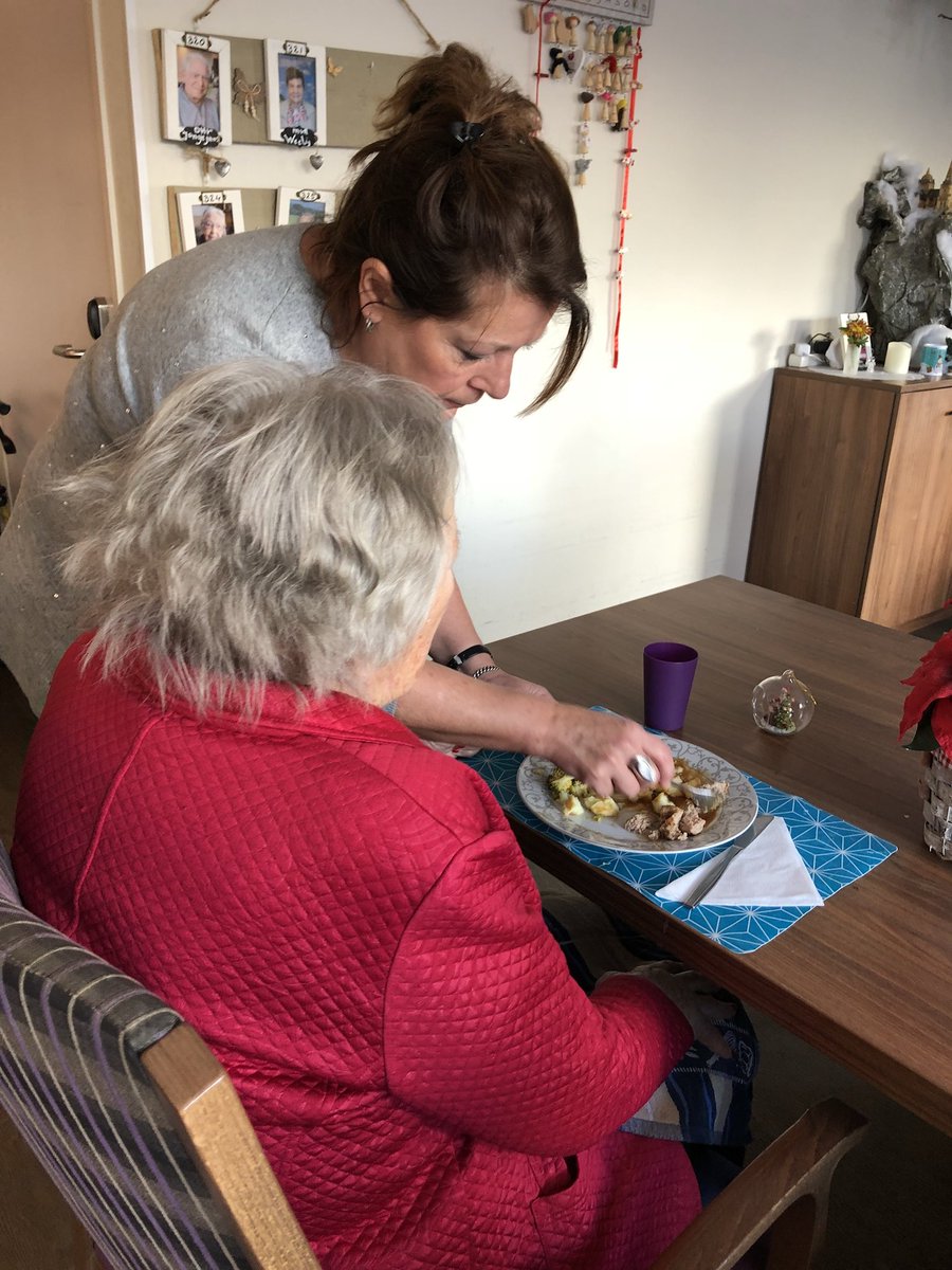 Obsdevoorzaan's tweet image. OBS De Voorzaan staakt vandaag voor meer salaris en minder werkdruk. Deel van het team helpt vandaag mee in verzorgingshuis Mennistenerf. #ikstaak #POinactie #ZaanPrimair