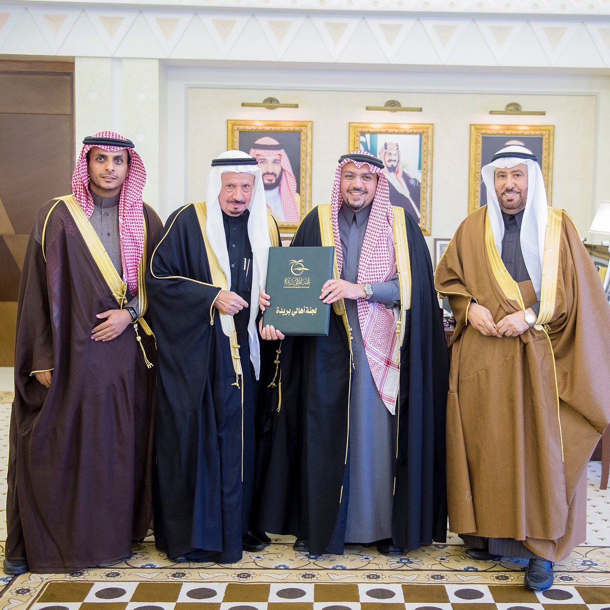 سمو أمير منطقة القصيم يشيد بالتقرير المقدم من رئيس لجنة أهالي #بريدة وبجهود اللجنة المبذولة خلال الفترة الماضية لتعزيز العمل الإجتماعي والوطني.