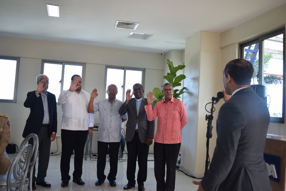 AdruDO's tweet photo. Dr. Ángel Hernández, rector de @uniuapa es juramentado como presidente de la Asociación Dominicana de Rectores de Universidades #ADRU https://t.co/QaY2WANhhS