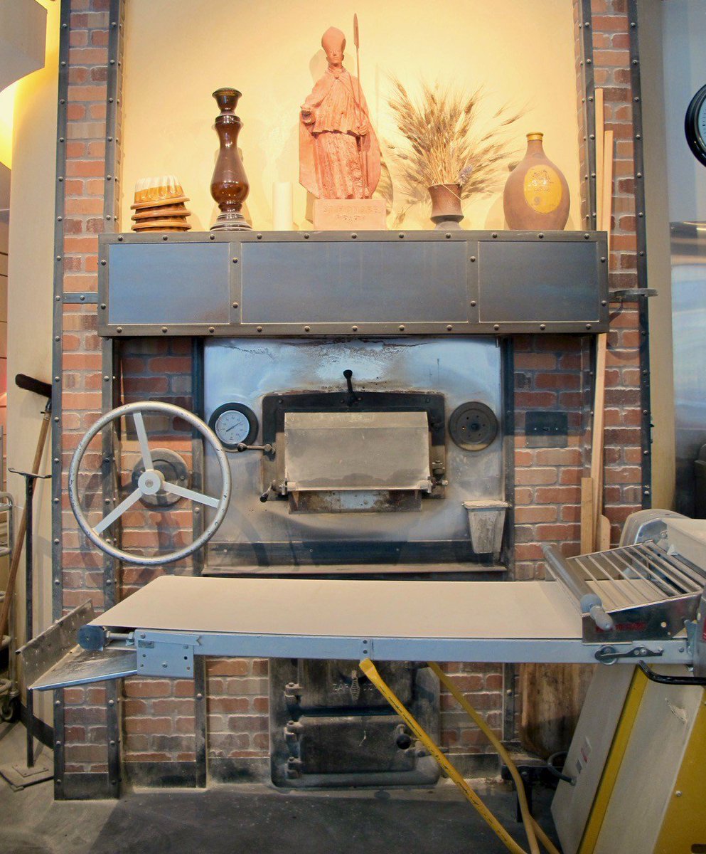 forktown's tweet image. Would love to be standing next to that oven at @Saint_Honore on a cool morning like this one! #fresh #baked #bread

#pdx #pdxnow #inpdx #pdxeats #buylocal
