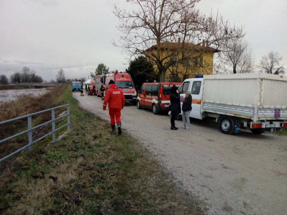 rossifr_rossifr's tweet photo. Sospese nel torrente #Cormor le ricerche, finora senza esito, del 40enne disperso in #FVG a #Castions di Strada e del cucciolo di #labrador che era con lui. Riprendono domattina con sommozzatori @emergenzavvf, tecnici e unità cinofile @ProtCivReg_FVG 
@TgrRaiFVG https://t.co/TiMnlGfeyC