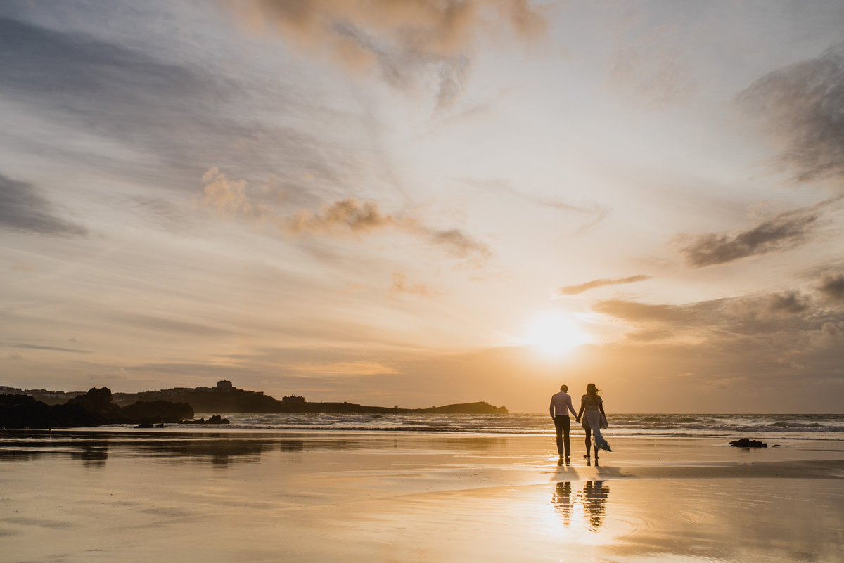 #Mothernature showing off again <a href="/LustyGlazeBeach/">Lusty Glaze Beach</a>  for this gorgeous #wedding of Kevin &amp; Katie here on the #beach, captured by <a href="/stewartgirvan/">Stewart Girvan</a>! Voted #1 beach in Britain by @thesundaytimes 🤗