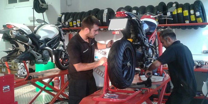 FastBikesBcn's tweet photo. La forma más sencilla de ahorrar dinero con tu #moto y evitar #averías costosas es realizar #revisiones periódicas. En Fast Bikes realizamos #revisiones desde €19.95 y sin cita previa!
https://t.co/JhBrYAmeUI https://t.co/oK8Ghvcinb