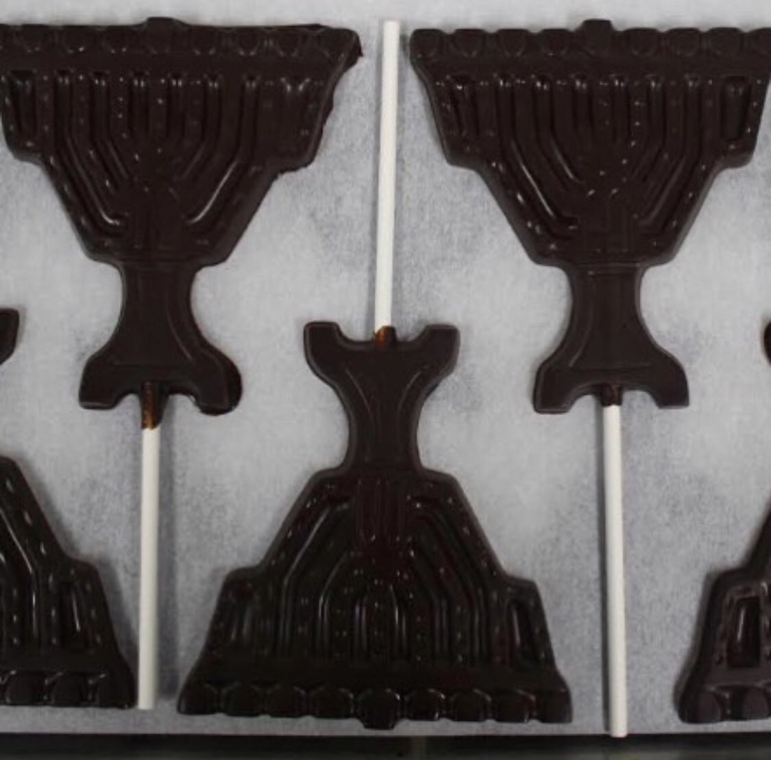 🕎🍫From all of us at #TumbadorChocolate, we wish you a very sweet Hanukkah season!🍫🕎

#tumbadorchocolate #brooklynbornchocolate #brooklynborn #brooklyn #holidayseason #tistheseason #chocoholic #dessert #delicious #confectionary #sweettooth #happyhanukkah