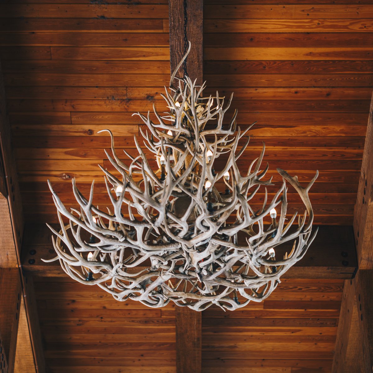 Rustic touches from floor to ceiling.