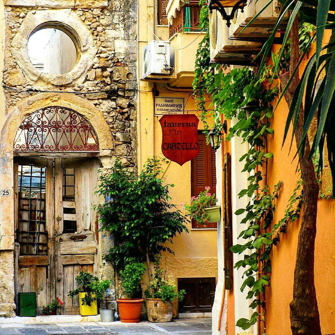 Colorful Rethymno 😊
Photo by IG@appa389👍 #crete #greece #beautiful #amazing #loveit #traveling #photography #traveler #tourist #picoftheday #street #urban #city #december #explore #discover #colorfull 
Please like and share😍