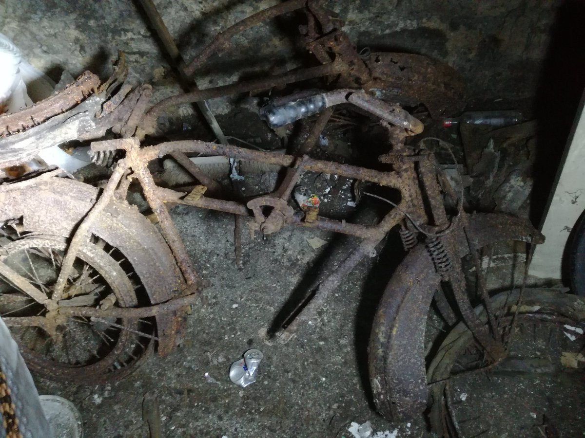 classicretro's tweet photo. Maybe 70 odd years too late to save this ..but what do you reckon it was? @classicrider @OilySmudges #handchange #beltdriveontheright #dampcellarfind https://t.co/2rzntDsc8Y