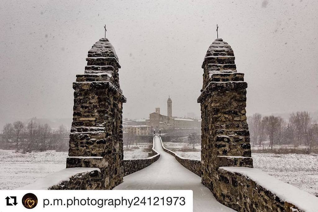 La nevicata che ha coperto la nostra provincia nei giorni scorso ci ha lasciato immagini poetiche come questa, del Ponte Gobbo di Bobbio. Grazie a <a href="/p/">P.</a>.m.photography24121973 ❄️#igerspiacenza #bobbio #igersemiliaromagna #igersitalia ift.tt/2jA3Y6m