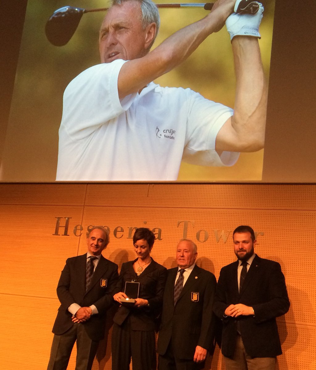 esportcat's tweet photo. El secretari general de l'Esport, @gfigueras, a l'Hospitalet assisteix a la Nit del #Golf Català @fcatgolf @LHAjuntament #esportcat #NitdelGolf https://t.co/rxrIasSNdQ