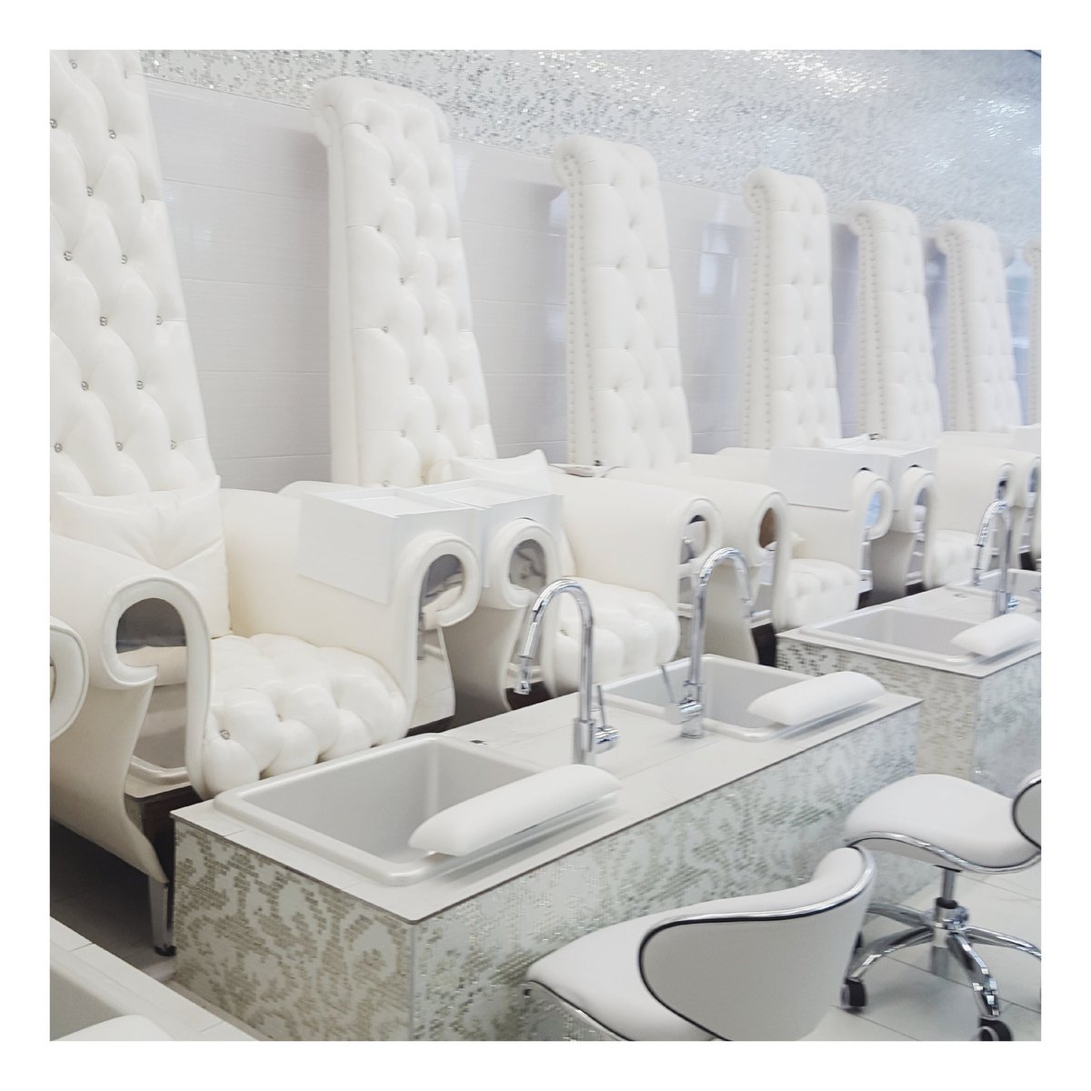 ShanRandom's tweet photo. Oh to be pampered...💕💕 @iPOLISHED Grand Opening VIP Party in 222 Glenwood   today...Good times! #raleigh  #beauty #nails #RandomGlam https://t.co/2poBDnbbTX