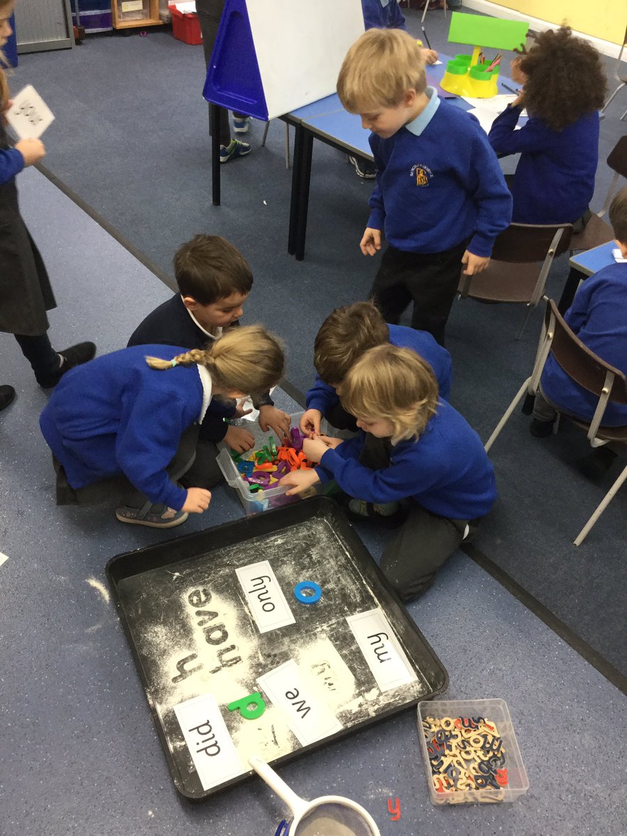 BanDevPS's tweet photo. Fun active literacy activities today in P1/2/3 helping us to learn our spelling words. #snowywords #whiteboards #P3challenge πβοΈβοΈβοΈ https://t.co/cFhKdd2oH8