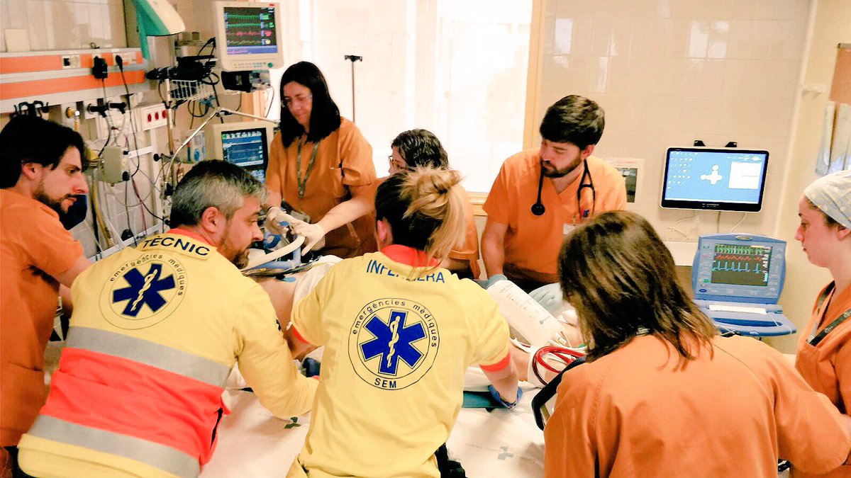 EduardArgudo's tweet photo. Avui, treball en equip entre @semgencat i @ECMOHUVH del @vallhebron per a trasllat interhospitalari de malalt amb #ECMO VA i #BCPIAo fins a @hbellvitge, trasllat sense incidències. #ECLS https://t.co/GACo5MEHtc