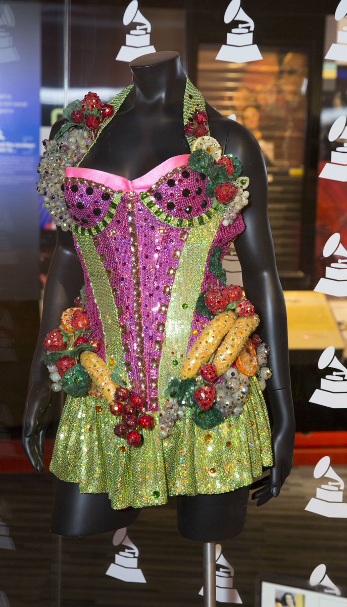 Who remembers when @katyperry wore this handmade fruit dress during her  GRAMMY telecast debut at the 51st #GRAMMYs in 2009? That night she  performed her hit song \, image size:687x1200