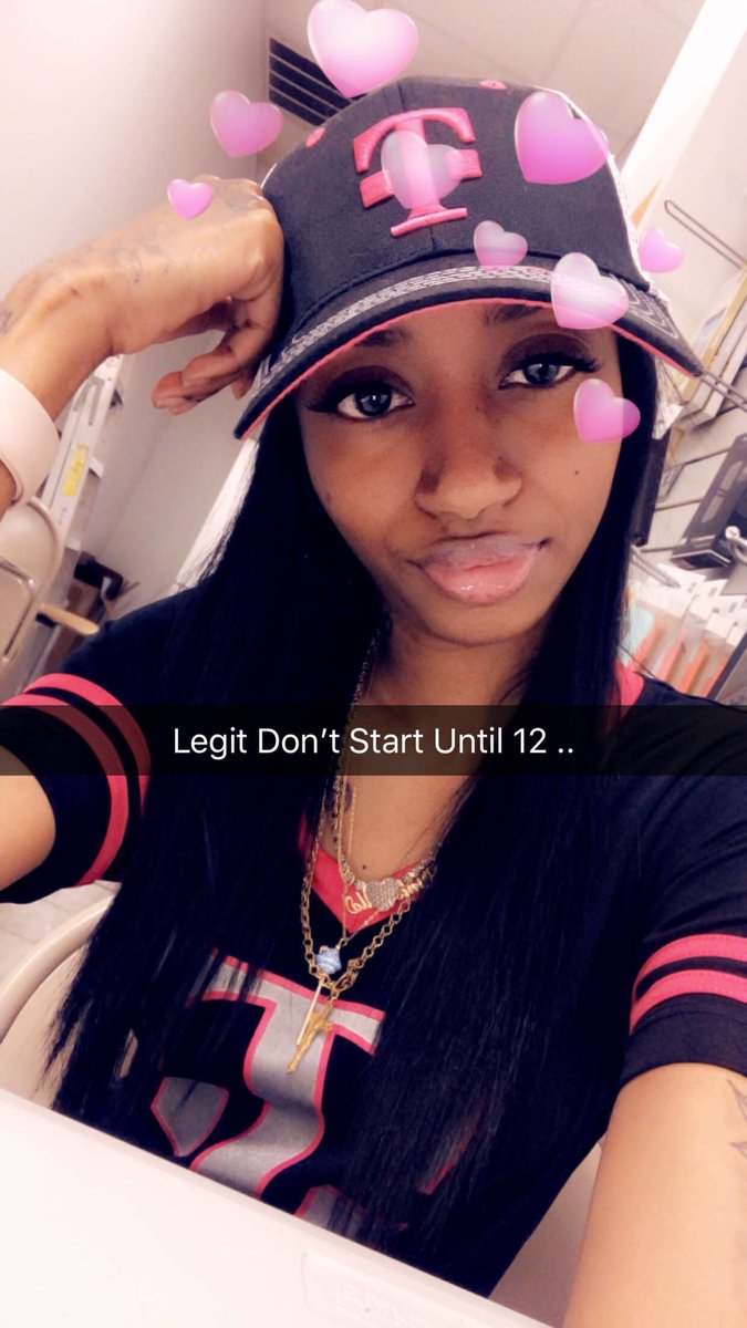 RinaLeee_'s tweet photo. Been here since 10:30. I start at 12 🤦🏽‍♀️ https://t.co/5iuhJYHRFf