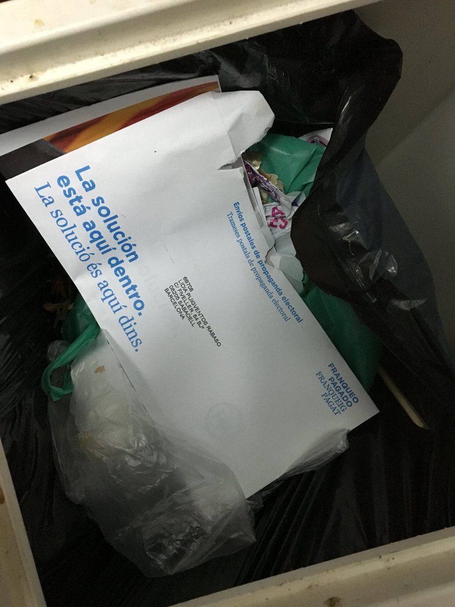 rogercosta's tweet photo. “La solució és aquí dins”. Exacte, a dins la basura. #respostaal155 https://t.co/lBKY1QyIce