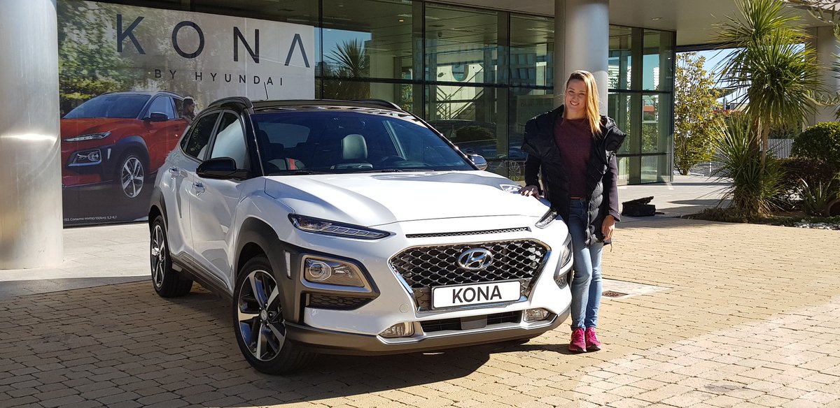 Nuestra Embajadora  <a href="/miss_belmont/">Mireia Belmonte</a>  recibe su nuevo #Hyundai #KONA de la mano de <a href="/satrusteguipolo/">Polo Satrustegui</a>
