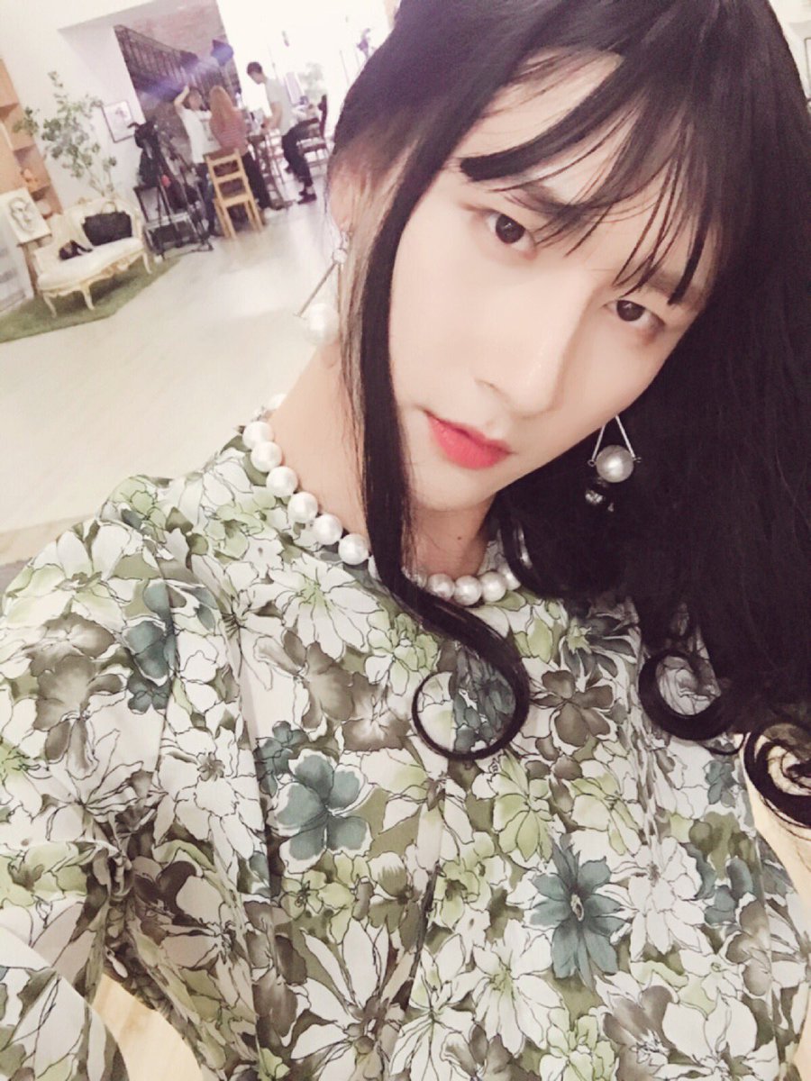 changkyawn_'s tweet image. say hello to my evil twin sister..... 😨 

#MonbebeSelcaDay